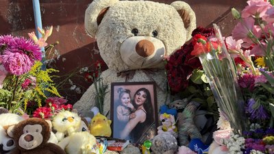 Квіти та іграшки навколо фото загиблих Ангеліни і Надії
