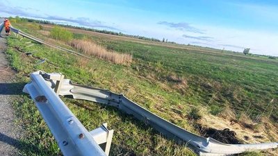 На міжнародній трасі Київ-Ягодин на Житомирщині відновлюють бар'єрне огородження На міжнародній трасі Київ-Ягодин на Житомирщині відновлюють бар'єрне огородження