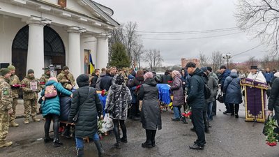 У Полтаві прощаються із трьома військовими, які обороняли Україну