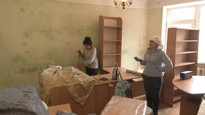 Працівники Коломийської краєзнавчої бібліотеки власноруч ремонтують приміщення