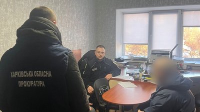 Слідчі й підозрюваний інженер на Харківщині