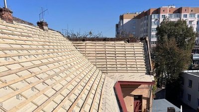 Відновлення даху після обстрілу