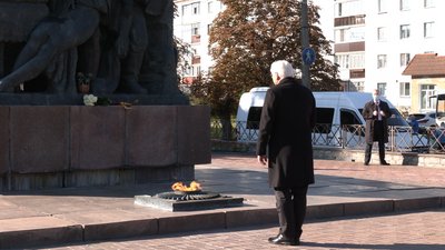 Президент Німеччини відвідав Чернігівщину,щоб вшанувати пам'ять жертв Корюківської трагедії Президент Німеччини відвідав Чернігівщину,щоб вшанувати пам'ять жертв Корюківської трагедії