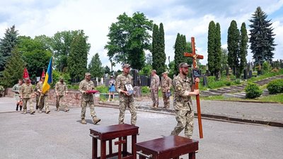 У Тернополі попрощалися з військовослужбовцем Віталієм Дерехом У Тернополі попрощалися з військовослужбовцем Віталієм Дерехом