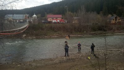 Прикарпатські рятувальники витягли водія гусеничного трактора, який застряг посеред Черемоша