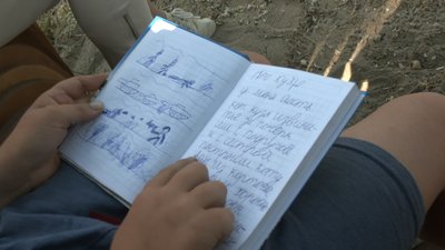 "Мені просто захотілося записати про всі ці події". Хлопчик, який вів щоденник у Маріуполі, евакуювався до Запоріжжя "Мені просто захотілося записати про всі ці події". Хлопчик, який вів щоденник у Маріуполі, евакуювався до Запоріжжя
