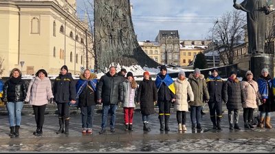 Маріупольці з різних міст України утворили ланцюг єдності Маріупольці з різних міст України утворили ланцюг єдності