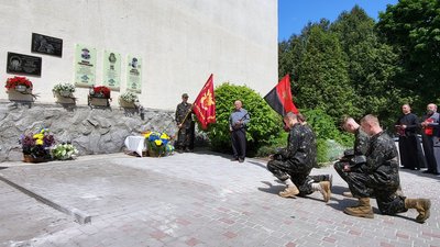 У Бурштині відкрили меморіальну дошку Герою України Дмитру Коцюбайлу на позивний Да Вінчі У Бурштині відкрили меморіальну дошку Герою України Дмитру Коцюбайлу на позивний Да Вінчі