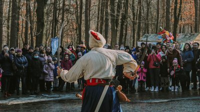 Танці з шаблями та торт з млинців: як у Черкасах святкували Колодія Танці з шаблями та торт з млинців: як у Черкасах святкували Колодія
