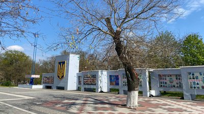 У Херсоні до Великодніх свят прикрасили дерево на алеї Героїв незалежної України У Херсоні до Великодніх свят прикрасили дерево на алеї Героїв незалежної України