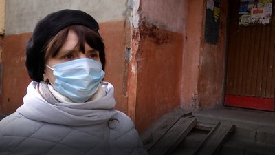 Житомирянка Олена Котікова скаржиться на те, що під'їзд її будинку не обладнаний пандусом Житомирянка Олена Котікова скаржиться на те, що під'їзд її будинку не обладнаний пандусом
