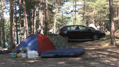 По 25 гривень: чому беруть гроші з відпочивальників на Голубих озерах По 25 гривень: чому беруть гроші з відпочивальників на Голубих озерах