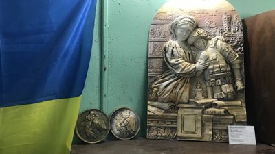 Барельєфні "Ікони пам'яті загиблим за Незалежність України" знову виготовляють у Житомирі