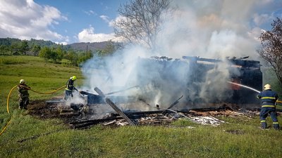 На Закарпатті згорів дерев'яний будинок На Закарпатті згорів дерев'яний будинок