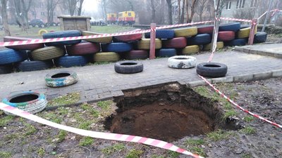 У Миколаєві біля пішохідної доріжки утворилось двометрове провалля