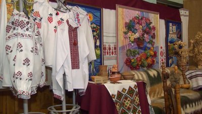 Хмельничани можуть приміряти автентичне українське вбрання. Хмельничани можуть приміряти автентичне українське вбрання.