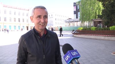 У Житомирі через опущені боларди пішохідною Михайлівською їздять машини У Житомирі через опущені боларди пішохідною Михайлівською їздять машини