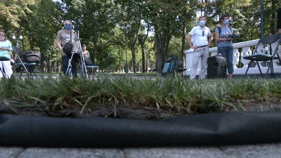 Принесли газон з собою: на акцію до харківського парку вийшли представники антикорупційного центру Принесли газон з собою: на акцію до харківського парку вийшли представники антикорупційного центру