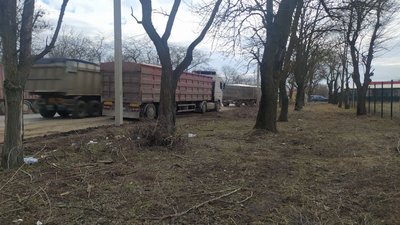 В селищі в Одеській області водії вантажівок незаконно зупиняються на узбіччі: люди обурені
