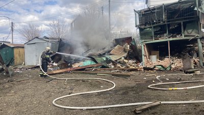 Рятувальники на пожежі у Харкові Рятувальники на пожежі у Харкові