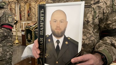 Загинув на Донеччині: у Полтаві попрощалися із  солдатом Русланом Островським