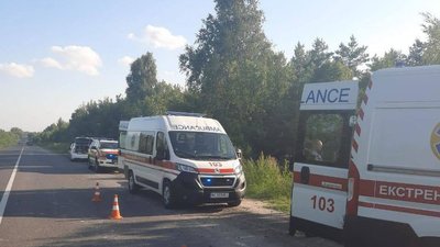 На Волині перекинулось дві автівки: одна з морозивом, інша з хлібом. Троє людей у лікарні На Волині перекинулось дві автівки: одна з морозивом, інша з хлібом. Троє людей у лікарні