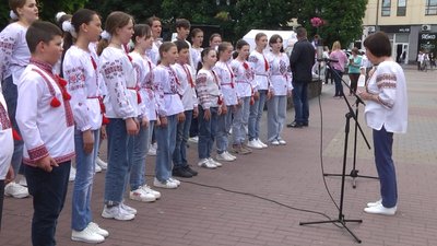Зразковий дитячий хор "Подільські солов’ї" виконує пісню "Ой, у лузі червона калина". Зразковий дитячий хор "Подільські солов’ї" виконує пісню "Ой, у лузі червона калина".