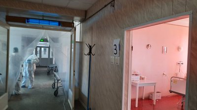 У херсонській лікарні щодня від COVID-19 помирають до 10 людей: лікарі радять вакцинуватись У херсонській лікарні щодня від COVID-19 помирають до 10 людей: лікарі радять вакцинуватись