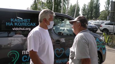 "Кабінет на колесах": як херсонці безплатно перевіряли слух "Кабінет на колесах": як херсонці безплатно перевіряли слух