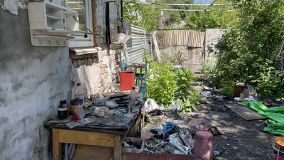 Місцеві скаржаться на сморід через сміття, яке накопичив сусід у центрі Полтави: що робити
