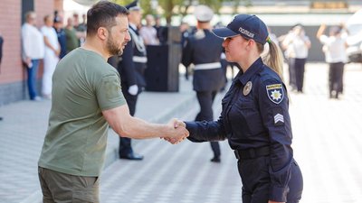 Президент нагородив орденом поліцейську групи "Білий Янгол" з Донеччини Валерію Чернікову