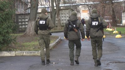 Зі зброєю та бойовими патронами. Як патрулюють вулиці Хмельницького