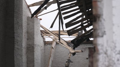 Атака РФ по Чернігівщині: пошкоджений внаслідок прильоту дах приміщення