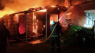 Рятувальники гасять пожежу у Вовчанську Харківської області після обстрілів Рятувальники гасять пожежу у Вовчанську Харківської області після обстрілів