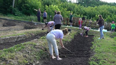 Розчищають територію та сіють насіння: у Полтаві створюють сад-город Розчищають територію та сіють насіння: у Полтаві створюють сад-город