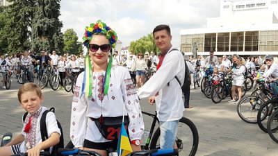 У День Незалежності більше сотні лучан одягли вишиванки і пересіли на велосипеди У День Незалежності більше сотні лучан одягли вишиванки і пересіли на велосипеди
