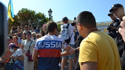 Під час святкування Дня прапора України в Одесі затримали чоловіка в футболці з прапором РФ Під час святкування Дня прапора України в Одесі затримали чоловіка в футболці з прапором РФ