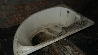 Виносить воду відрами з 4-го поверху: у Полтаві роками не ремонтують покрівлю будинку на Шведській Виносить воду відрами з 4-го поверху: у Полтаві роками не ремонтують покрівлю будинку на Шведській