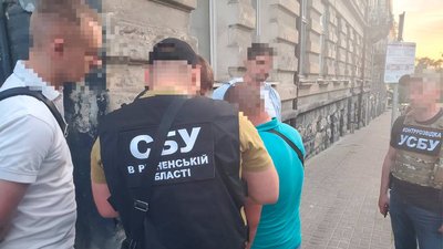 Чоловіків обіцяли вивезти за кордон, брали гроші й висаджували в Україні Чоловіків обіцяли вивезти за кордон, брали гроші й висаджували в Україні