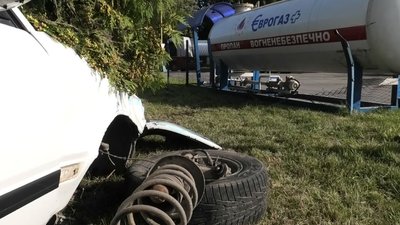 У Луцьку водій легковика врізався у цистерну з газом У Луцьку водій легковика врізався у цистерну з газом