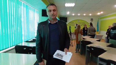 Філателіст Олег Черній із підписаними марками Філателіст Олег Черній із підписаними марками