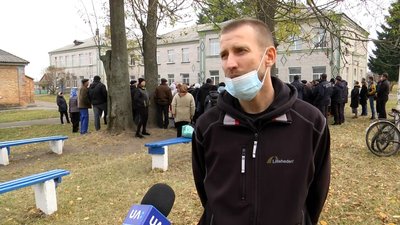 У селі на Житомирщині місцеві жителі зібралися на схід села, протестуючи проти оптимізації школи У селі на Житомирщині місцеві жителі зібралися на схід села, протестуючи проти оптимізації школи