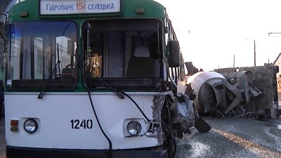 У Житомирі бетонозмішувач зіштовхнувся із тролейбусом. Є травмовані У Житомирі бетонозмішувач зіштовхнувся із тролейбусом. Є травмовані