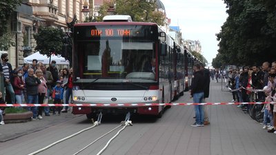 Встановили рекорд. У Франківську спортсмени тягнули 9 комунальних автобусів Встановили рекорд. У Франківську спортсмени тягнули 9 комунальних автобусів