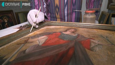 "Воскресив" сотні ікон: рівненський реставратор розповів про тонкощі роботи