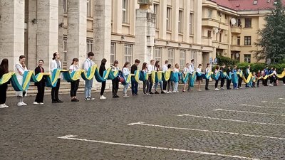 Ужгородці пройшли ходою зі 100-метровим прапором