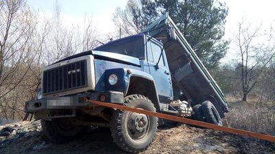 У Львові чоловік скинув сміття з вантажівки у водойму і застряг