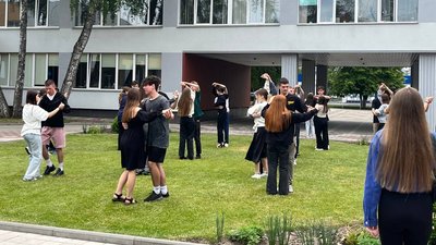 Танець як символ життя: в одній і черкаських гімназій репетирують шкільний вальс Танець як символ життя: в одній і черкаських гімназій репетирують шкільний вальс