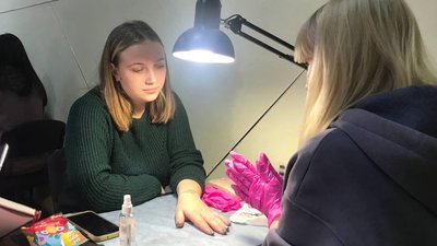 Тетяна Журба на занятті з манікюру Тетяна Журба на занятті з манікюру