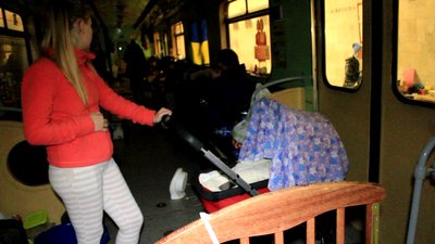 "26 лютого я стала мамою": як живе породілля у харківському метро "26 лютого я стала мамою": як живе породілля у харківському метро